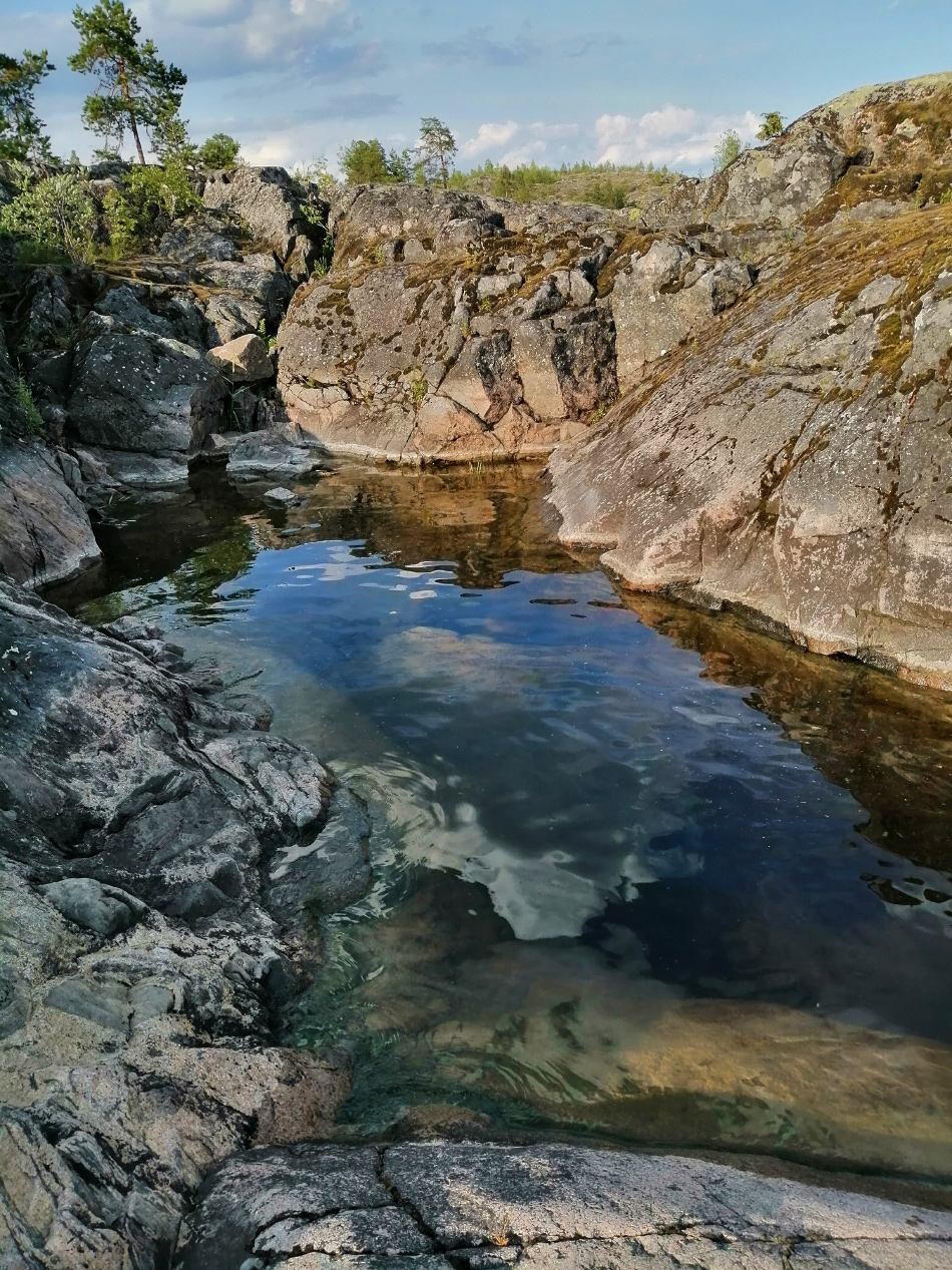 Озерцо в скалах